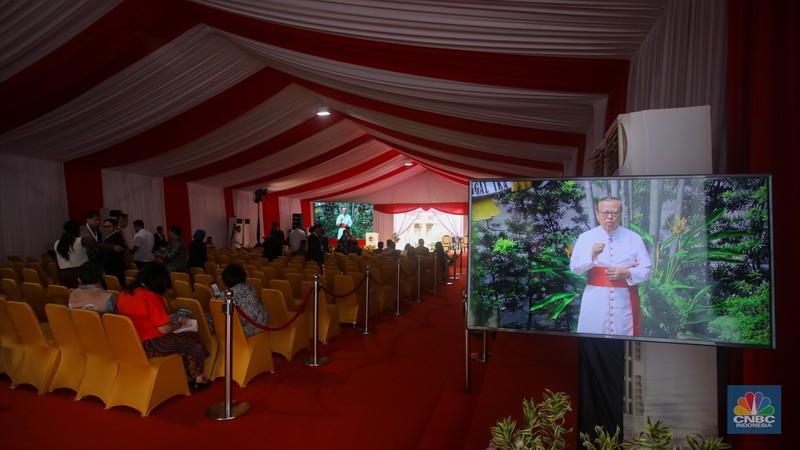 Sejumlah petugas kepolisian melalukan penjagaan di Masjid Istiqlal, Jakarta, Kamis (5/9/2024). (CNBC Indonesia/Faisal Rahman)