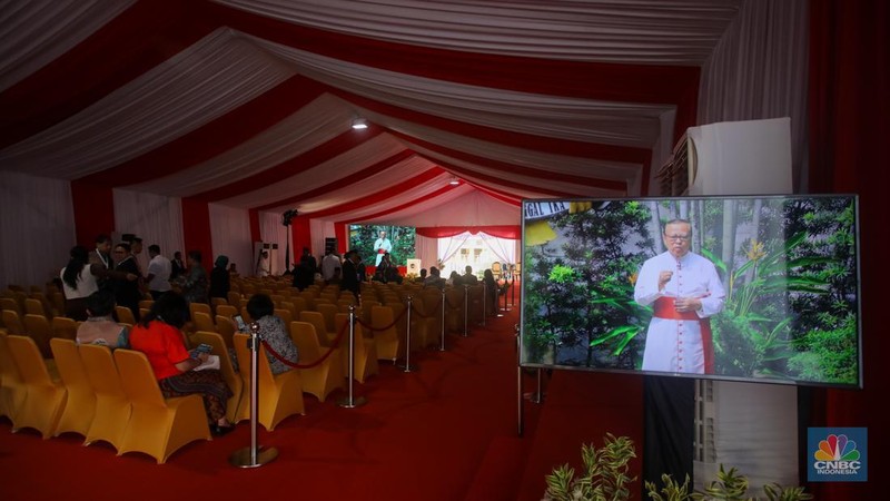 Sejumlah petugas kepolisian melalukan penjagaan di Masjid Istiqlal, Jakarta, Kamis (5/9/2024). (CNBC Indonesia/Faisal Rahman)