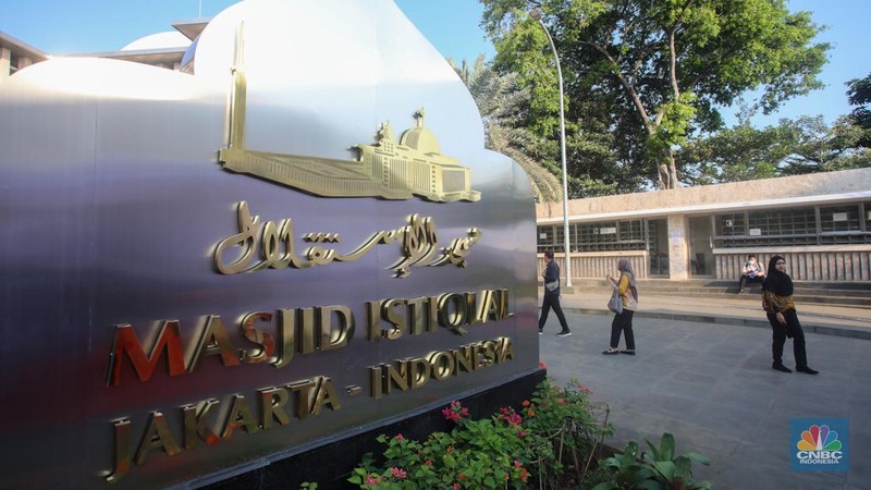 Sejumlah petugas kepolisian melalukan penjagaan di Masjid Istiqlal, Jakarta, Kamis (5/9/2024). (CNBC Indonesia/Faisal Rahman)