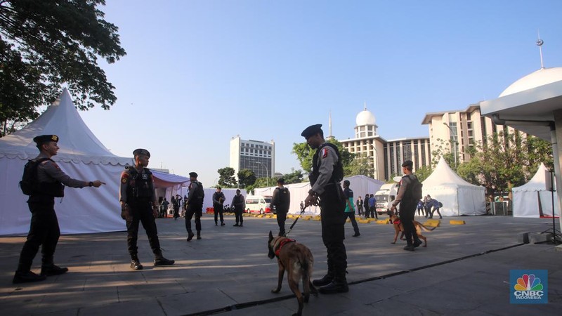 Sejumlah petugas kepolisian melalukan penjagaan di Masjid Istiqlal, Jakarta, Kamis (5/9/2024). (CNBC Indonesia/Faisal Rahman)