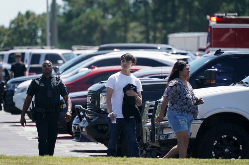 Petugas tanggap pertama berkumpul setelah petugas penegak hukum menanggapi penembakan fatal di Sekolah Menengah Apalachee dalam gambar diam dari video udara di Winder, Georgia, AS, 4 September 2024. (ABC Affiliate WSB via REUTERS)
