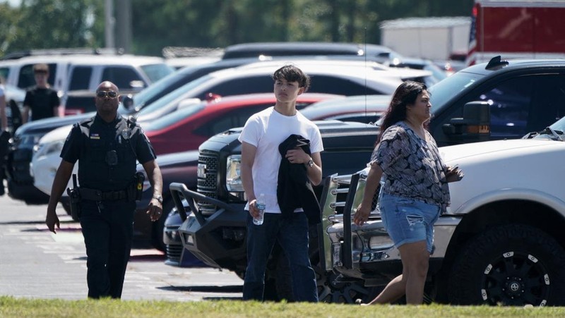 Petugas tanggap pertama berkumpul setelah petugas penegak hukum menanggapi penembakan fatal di Sekolah Menengah Apalachee dalam gambar diam dari video udara di Winder, Georgia, AS, 4 September 2024. (ABC Affiliate WSB via REUTERS)