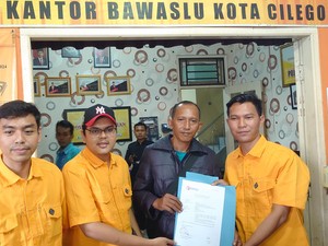Lurah di Cilegon Dilaporkan ke Bawaslu Diduga Bagi-bagi Kaos Cawalkot