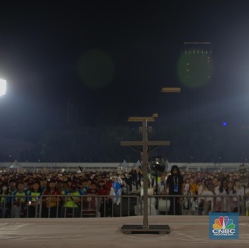 Potret Khidmat Ribuan Umat Katolik Misa Akbar Paus Fransiskus di GBK