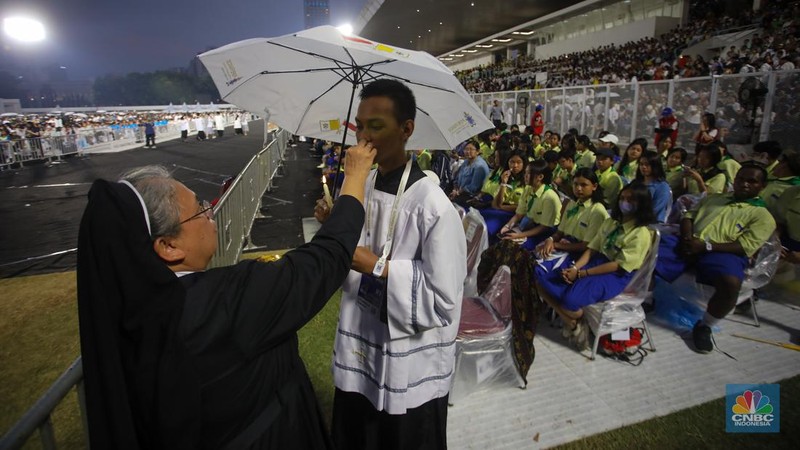 Umat Katolik mengikuti Misa Akbar di Stadion Madya, GBK, Senayan, Jakarta, Kamis (5/9/2024). (CNBC Indonesia/Faisal Rahman)