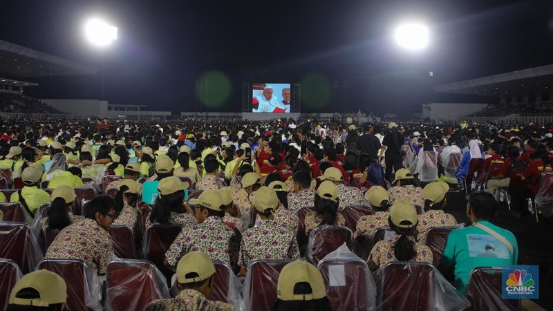 Umat Katolik mengikuti Misa Akbar di Stadion Madya, GBK, Senayan, Jakarta, Kamis (5/9/2024). (CNBC Indonesia/Faisal Rahman)