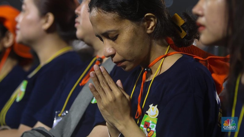 Umat Katolik mengikuti Misa Akbar di Stadion Madya, GBK, Senayan, Jakarta, Kamis (5/9/2024). (CNBC Indonesia/Faisal Rahman)