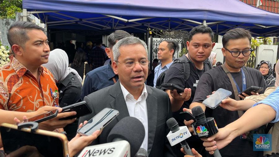 Wakil Menteri Keuangan, Suahasil Nazara saat tiba di kediaman Faisal Basri. (CNBC Indonesia/RIndi Salsabila)