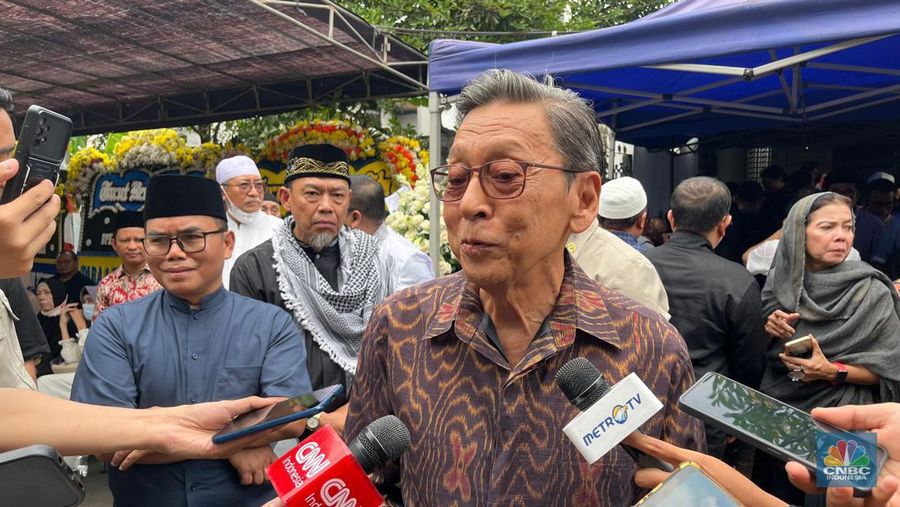 Wapres ke-11 RI Boediono saat melayat mendiang Faisal Basri. (CNBC Indonesia/Arrijal Rachman)