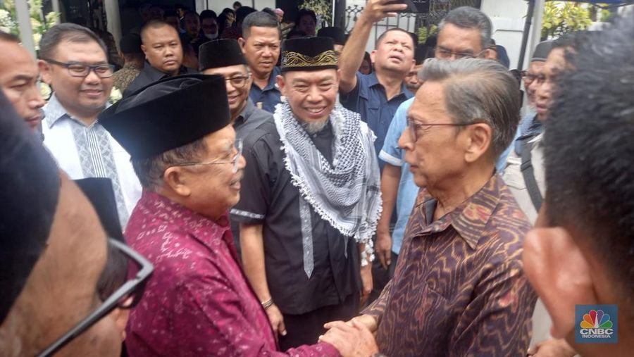 Wapres ke-12 RI, Jusuf Kalla (kiri) berjabat tangan dengan Wapres ke-11 RI, Boediono usai melayat mendiang Faisal Basri. (CNBC Indonesia/Arrijal Rachman)