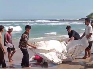 Warga Pandeglang Temukan Mayat Pria Mengapung di Pantai Rancecet