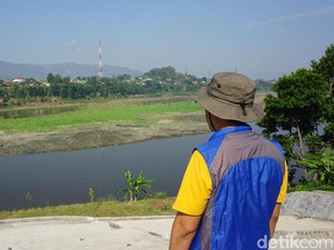 Kemarau Melanda, Sungai Citarum Mulai Terlihat Dasarnya