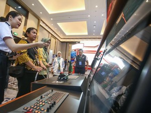 Senangnya Pengunjung Hub Space Jajal Simulator Nakhoda Kapal Tanker