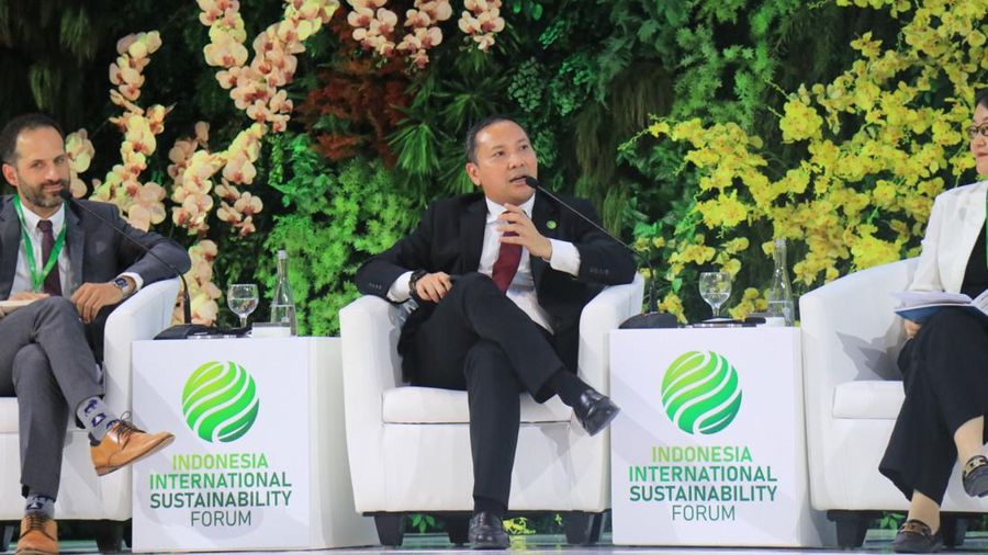 Director of the General Environmental Management Division at Beijing Municipal Ecology and Environment Bureau Liang Wenyue (tengah) bersama Director Global Energy Transition Bloomberg Philanthropies Rui Luo (kanan), Director of the Climate Change division at UNEP Deschen Tsering (kedua kanan), Deputi bidang koordinasi infrastruktur dan transportasi Kementerian Koordinator Bidang Maritim dan Investasi (Kemenko Marves) Rachmat Kaimuddin (kedua kiri), Director Air Quality at C40 Iyad Kheirbek (kiri) bertepuk tangan saat pemaparan diskusi sesi pleno kelima Indonesia International Sustainability Forum (ISF) 2024 di Jakarta Convention Center (JCC) Senayan, Jakarta, Kamis (5/9/2024). Sesi pleno kelima tersebut membahas tentang Pioneering Solutions for Urban Air Pollution. ANTARA FOTO/Novrian Arbi/Spt/HO