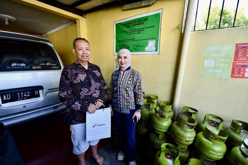 Direktur Utama Pertamina, Nicke Widyawati meninjau langsung sejumlah toko dan warung pengecer elpiji 3 kg di kota Surakarta, Jumat (6/9/2024). (Dok. Pertamina)