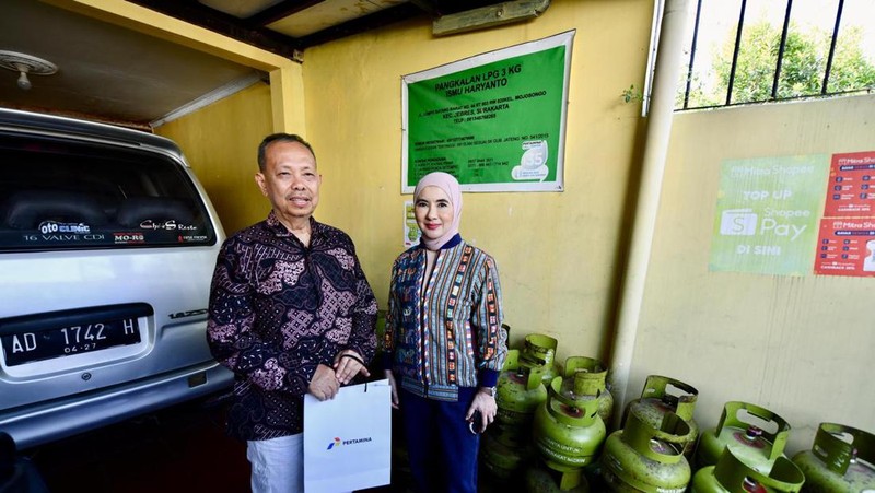 Direktur Utama Pertamina, Nicke Widyawati meninjau langsung sejumlah toko dan warung pengecer elpiji 3 kg di kota Surakarta, Jumat (6/9/2024). (Dok. Pertamina)