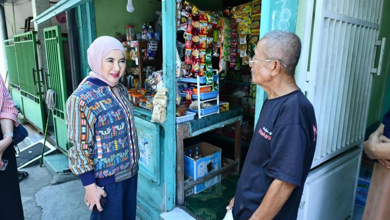 Direktur Utama Pertamina, Nicke Widyawati meninjau langsung sejumlah toko dan warung pengecer elpiji 3 kg di kota Surakarta, Jumat (6/9/2024). (Dok. Pertamina)