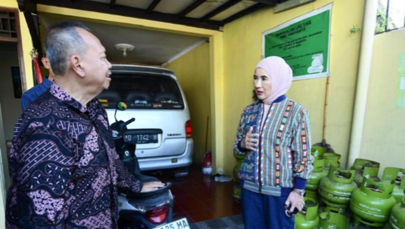 Direktur Utama Pertamina, Nicke Widyawati meninjau langsung sejumlah toko dan warung pengecer elpiji 3 kg di kota Surakarta, Jumat (6/9/2024). Direktur Utama Pertamina, Nicke Widyawati meninjau langsung sejumlah toko dan warung pengecer elpiji 3 kg di kota Surakarta, Jumat (6/9/2024). (Dok. Pertamina)