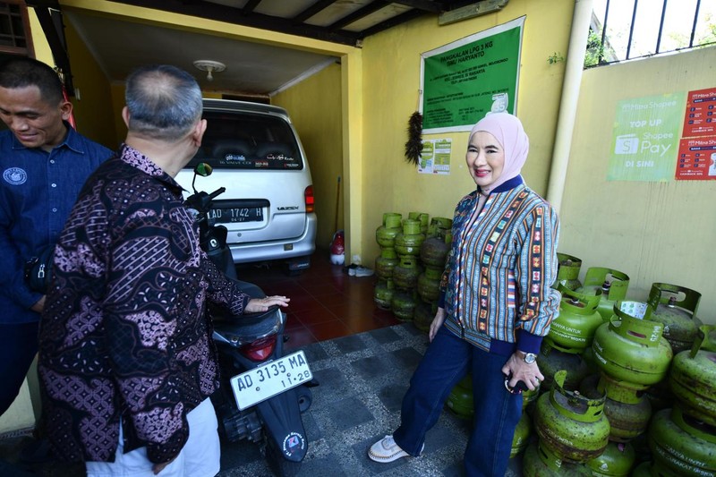 Direktur Utama Pertamina, Nicke Widyawati meninjau langsung sejumlah toko dan warung pengecer elpiji 3 kg di kota Surakarta, Jumat (6/9/2024). Direktur Utama Pertamina, Nicke Widyawati meninjau langsung sejumlah toko dan warung pengecer elpiji 3 kg di kota Surakarta, Jumat (6/9/2024). (Dok. Pertamina)