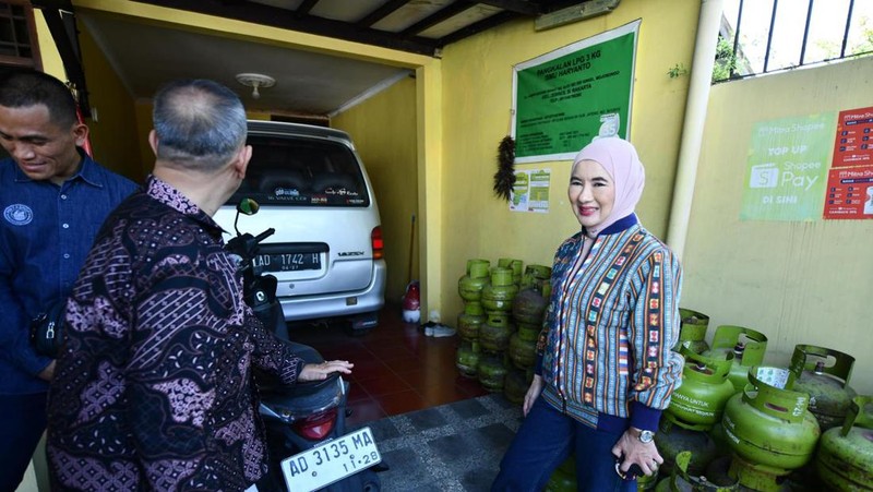 Direktur Utama Pertamina, Nicke Widyawati meninjau langsung sejumlah toko dan warung pengecer elpiji 3 kg di kota Surakarta, Jumat (6/9/2024). (Dok. Pertamina)