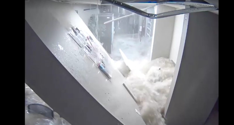 Kamera pengawas menunjukkan rekaman peristiwa banjir dahsyat yang melanda sebuah perpustakaan di New York, Amerika Serikat. (Tangkapan Layar Reuters) Kamera pengawas menunjukkan rekaman peristiwa banjir dahsyat yang melanda sebuah perpustakaan di New York, Amerika Serikat. (Tangkapan Layar Reuters)