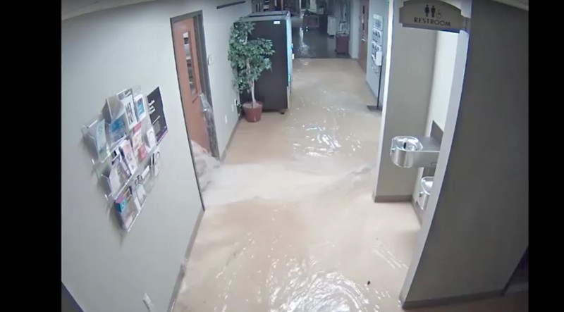 Kamera pengawas menunjukkan rekaman peristiwa banjir dahsyat yang melanda sebuah perpustakaan di New York, Amerika Serikat. (Tangkapan Layar Reuters) Kamera pengawas menunjukkan rekaman peristiwa banjir dahsyat yang melanda sebuah perpustakaan di New York, Amerika Serikat. (Tangkapan Layar Reuters)