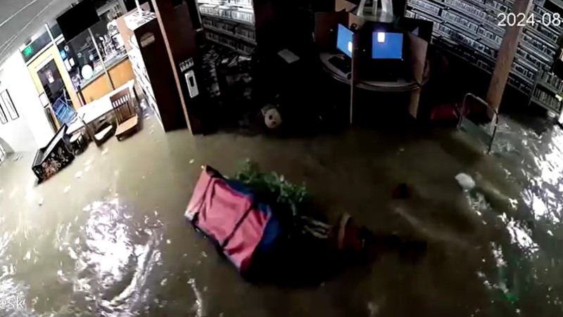 Kamera pengawas menunjukkan rekaman peristiwa banjir dahsyat yang melanda sebuah perpustakaan di New York, Amerika Serikat. (Tangkapan Layar Reuters) Kamera pengawas menunjukkan rekaman peristiwa banjir dahsyat yang melanda sebuah perpustakaan di New York, Amerika Serikat. (Tangkapan Layar Reuters)