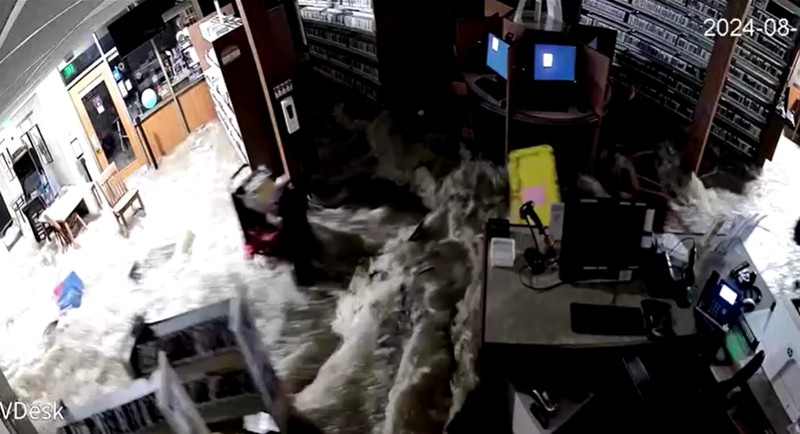 Kamera pengawas menunjukkan rekaman peristiwa banjir dahsyat yang melanda sebuah perpustakaan di New York, Amerika Serikat. (Tangkapan Layar Reuters) Kamera pengawas menunjukkan rekaman peristiwa banjir dahsyat yang melanda sebuah perpustakaan di New York, Amerika Serikat. (Tangkapan Layar Reuters)