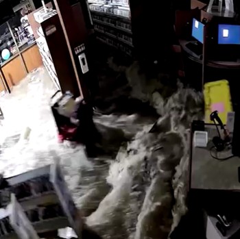 Rekaman CCTV Detik-Detik Perpustakaan New York Diterjang Banjir