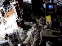 Rekaman CCTV Detik-Detik Perpustakaan New York Diterjang Banjir