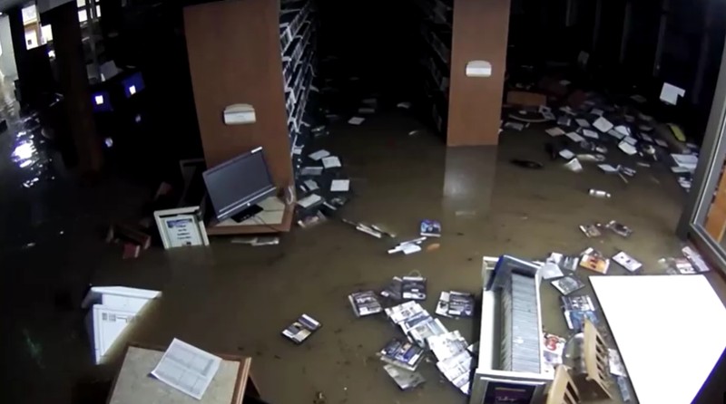 Kamera pengawas menunjukkan rekaman peristiwa banjir dahsyat yang melanda sebuah perpustakaan di New York, Amerika Serikat. (Tangkapan Layar Reuters) Kamera pengawas menunjukkan rekaman peristiwa banjir dahsyat yang melanda sebuah perpustakaan di New York, Amerika Serikat. (Tangkapan Layar Reuters)