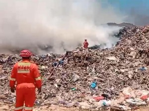 TPA Bonto Ramba Maros Terbakar Diduga Akibat Cuaca Panas