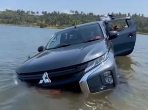 Tinjau Lokasi Banjir, Mobil Bupati Bengkulu Selatan Terperosok-Terbawa Air