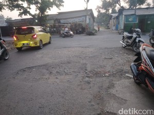 Warga Keluhkan Jalanan Berlubang di Jalan Pramuka Kota Cirebon
