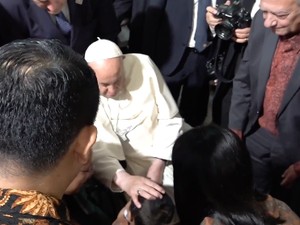 Kisah Haru Anak Penderita Kanker Otak Diberkati Paus Fransiskus