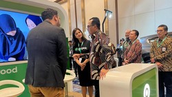 Menhub Keliling Area Hub Space, Kunjungi Booth-Beri Apresiasi soal Inovasi