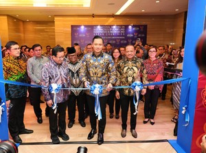 AHY Beri Sertifikat Tanah Ulayat untuk 9 Masyarakat Adat