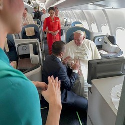 Momen Paus Fransiskus ke Papua Nugini Naik Pesawat Garuda