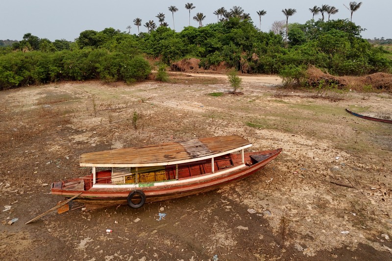 Orang-orang melihat di dekat rumah-rumah terapung yang terdampar akibat kekeringan yang melanda Rio Negro, anak sungai kiri terbesar dari Sungai Amazon, di distrik Cacau Pirera di Iranduba, negara bagian Amazonas, Brasil, 2 September 2024. Orang-orang melihat di dekat rumah-rumah terapung yang terdampar akibat kekeringan yang melanda Rio Negro, anak sungai kiri terbesar dari Sungai Amazon, di distrik Cacau Pirera di Iranduba, negara bagian Amazonas, Brasil, 2 September 2024. (REUTERS/Bruno Kelly)