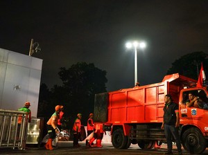 DLH DKI Angkut 19,84 Ton Sampah Usai Misa di GBK