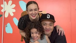 Rianti Cartwright Total Urus Anak Tanpa Pengasuh karena Hal Ini