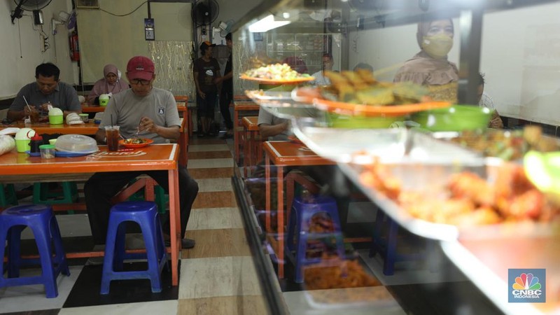 Sejumlah pekerja menyantap makan siang di pusat kuliner di kawasan Jakarta, Jumat (6/9/2024). (CNBC Indonesia/Tri Susilo)