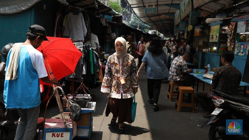 Sejumlah pekerja menyantap makan siang di pusat kuliner di kawasan Jakarta, Jumat (6/9/2024). (CNBC Indonesia/Tri Susilo)