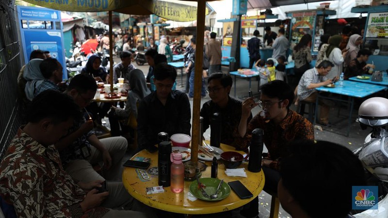 Sejumlah pekerja menyantap makan siang di pusat kuliner di kawasan Jakarta, Jumat (6/9/2024). (CNBC Indonesia/Tri Susilo)