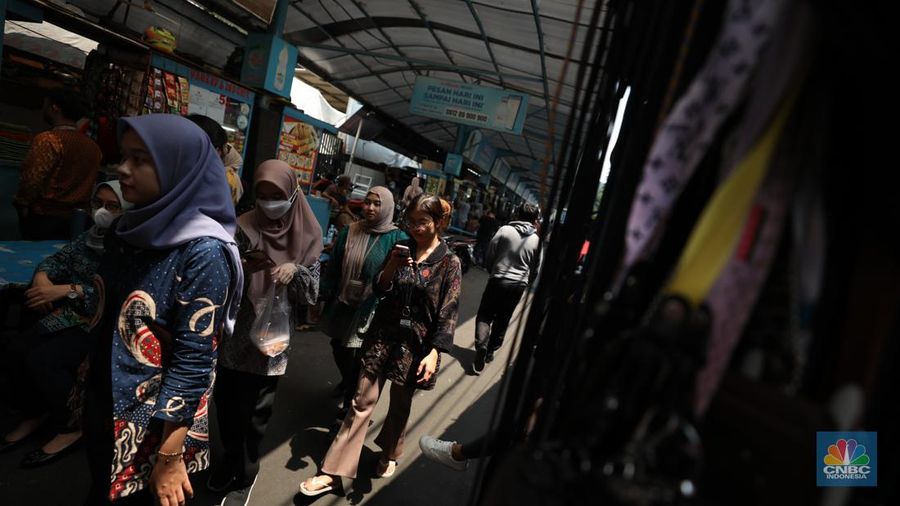 Sejumlah pekerja menyantap makan siang di pusat kuliner di kawasan Jakarta, Jumat (6/9/2024). (վ/Tri Susilo)