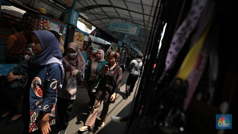 Sejumlah pekerja menyantap makan siang di pusat kuliner di kawasan Jakarta, Jumat (6/9/2024). (CNBC Indonesia/Tri Susilo)