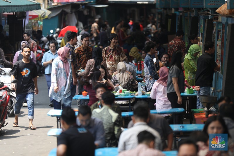 Sejumlah pekerja menyantap makan siang di pusat kuliner di kawasan Jakarta, Jumat (6/9/2024). (CNBC Indonesia/Tri Susilo)