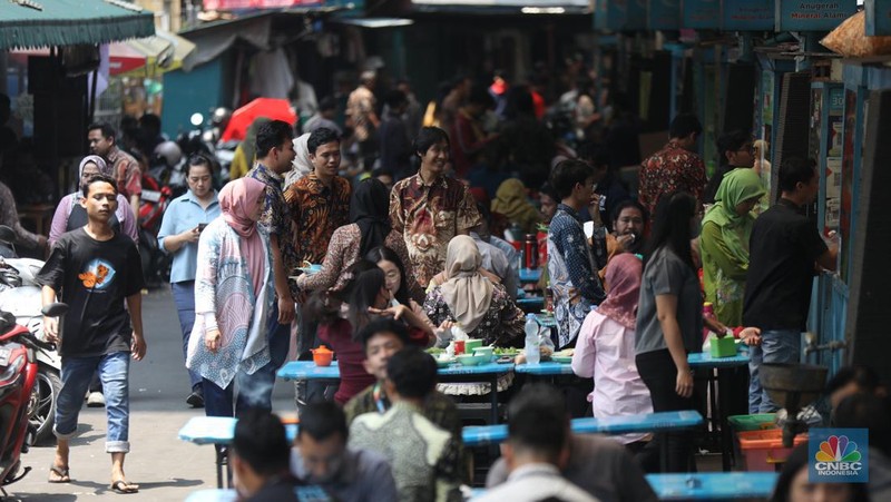 Sejumlah pekerja menyantap makan siang di pusat kuliner di kawasan Jakarta, Jumat (6/9/2024). (CNBC Indonesia/Tri Susilo)