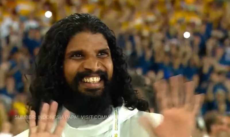 Seorang pastor asal India bernama Arockia Viknesh Thanislaus  mengikuti Misa Akbar bersama Paus Fransiskus di Stadion Utama Gelora Bung Karno, Senayan, Jakarta Pusat, Kamis (5/9/2024). (Tangkapan Layar Youtube)