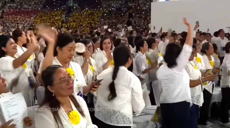 Seorang pastor asal India bernama Arockia Viknesh Thanislaus mengikuti Misa Akbar bersama Paus Fransiskus di Stadion Utama Gelora Bung Karno, Senayan, Jakarta Pusat, Kamis (5/9/2024). (Tangkapan Layar Youtube) Seorang pastor asal India bernama Arockia Viknesh Thanislaus mengikuti Misa Akbar bersama Paus Fransiskus di Stadion Utama Gelora Bung Karno, Senayan, Jakarta Pusat, Kamis (5/9/2024). (Tangkapan Layar Youtube)